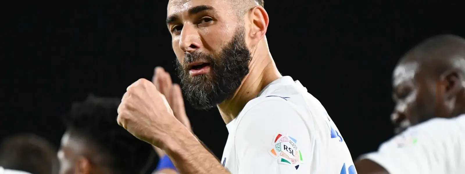 رأسه متحجر.. بنزيما يشعل النيران في الهلال