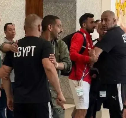 فيديو.. مشادة بين مدير منتخب مصر ورجل أمن أميركي