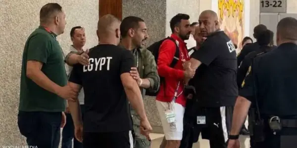 فيديو.. مشادة بين مدير منتخب مصر ورجل أمن أميركي