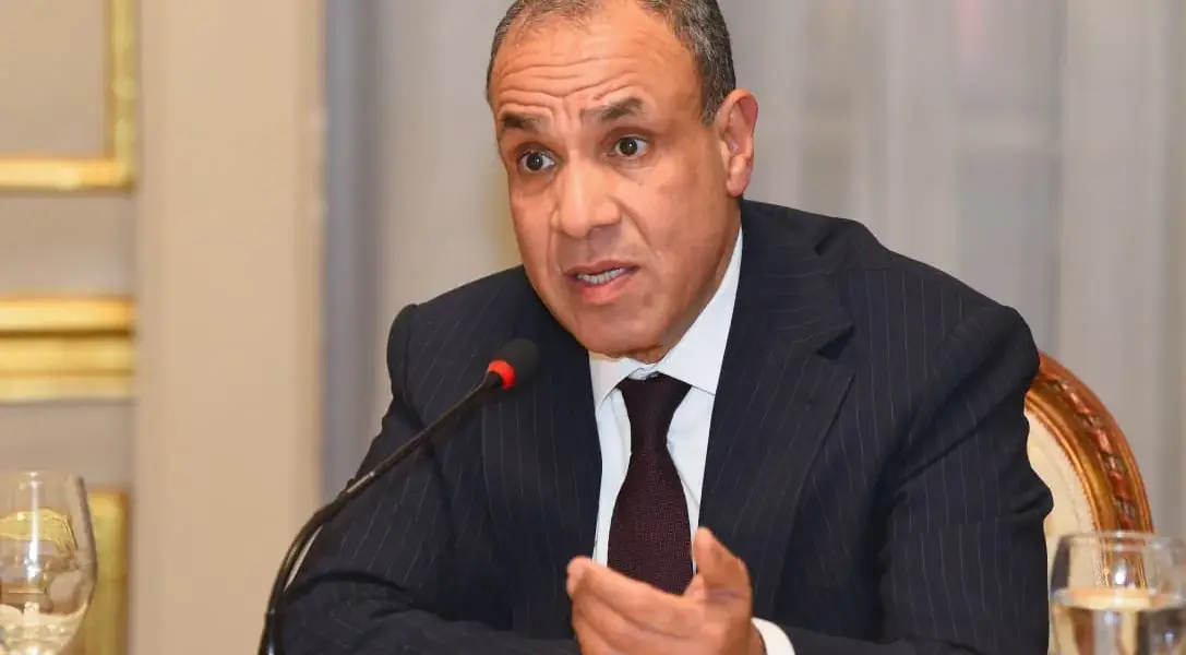 أبرزها لون الخطوط.. 3 اختلافات بين قميص الأهلي الجديد والقديم