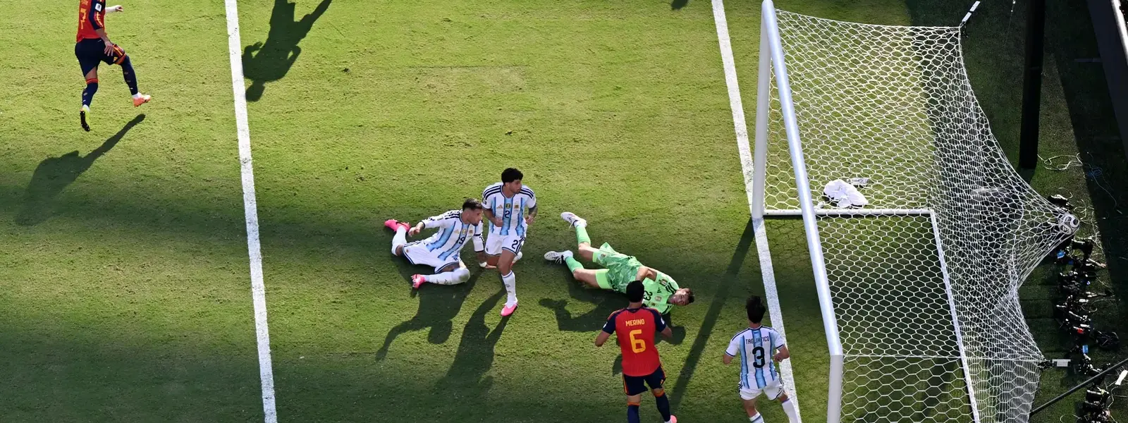 منتخب إسبانيا يتجول فى شوارع مدريد احتفالا بكأس العالم.. فيديو وصور