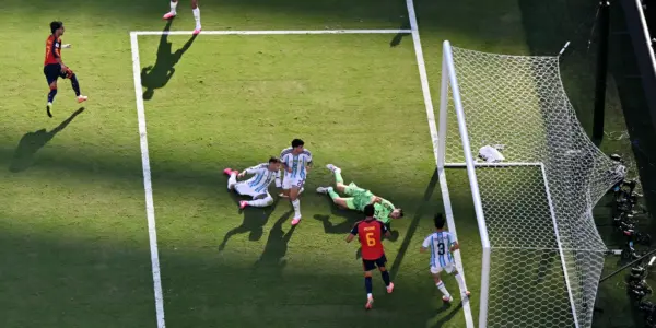منتخب إسبانيا يتجول فى شوارع مدريد احتفالا بكأس العالم.. فيديو وصور