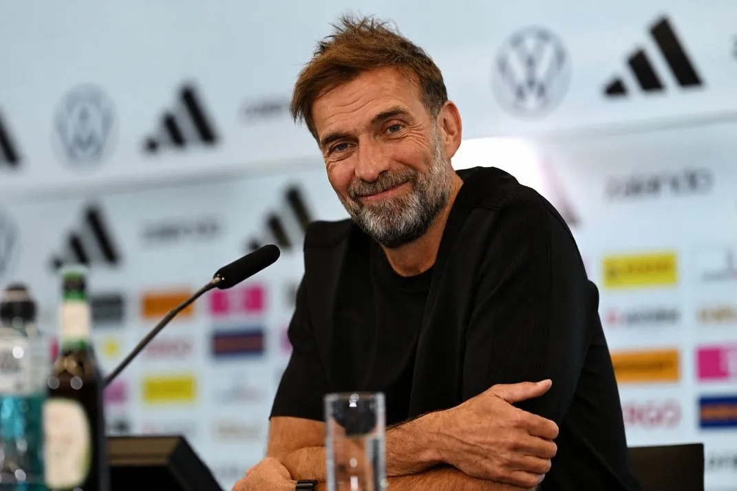 كلوب يرفض ارتداء رابطة عنق خلال تدريبه منتخب ألمانيا
