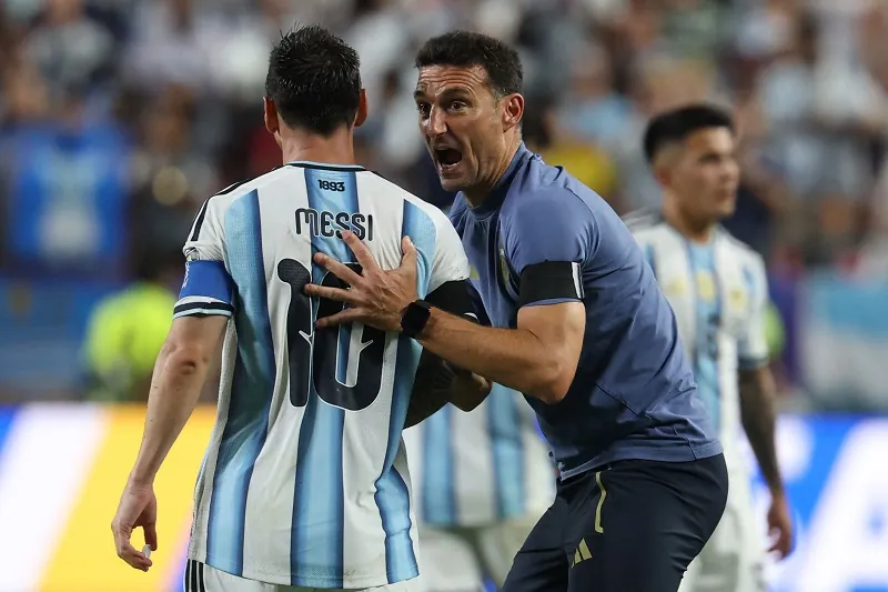 ليونيل سكالوني مدرب الأرجنتين الحظ وقف بجوارنا أمام سويسرا