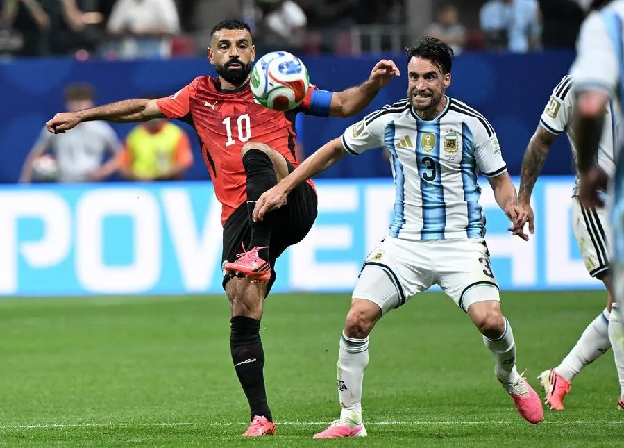 محمد صلاح (يسار الصورة)، لاعب منتخب مصر، يتنافس مع نيكولاس تاجليافيكو، لاعب منتخب الأرجنتين، خلال مباراة بين منتخبي مصر والأرجنتين ضمن منافسات دور الـ16 من بطولة كأس العالم 2026 على استاد أتلانتا في الولايات المتحدة، يوم 7 يوليو 2026. (شينخوا)