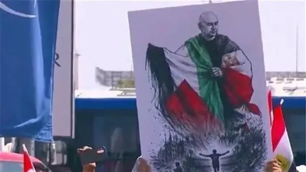 حسام حسن بالعلمين المصرى و الفلسطينى